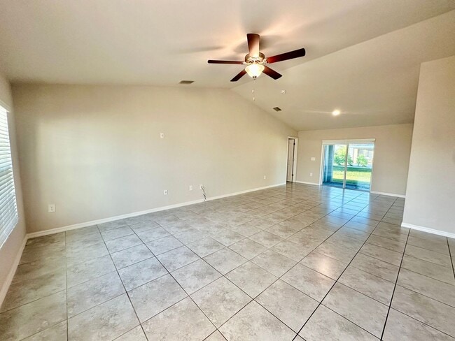 Building Photo - Available Now- 4 Bedroom 2 Bathroom NW Cap...