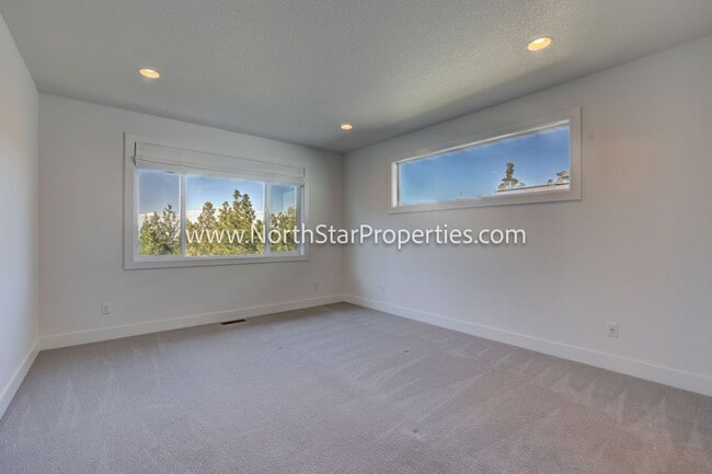 Building Photo - Beautiful home in NW Bend