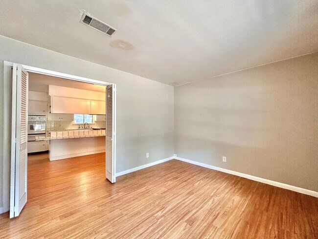 Building Photo - 3 Bed, 2 Bath Home – Fully Equipped & Move...