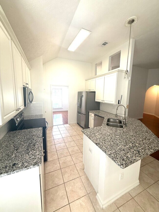 Building Photo - ** 3 Bed 2 Bath Located across from AUM **...