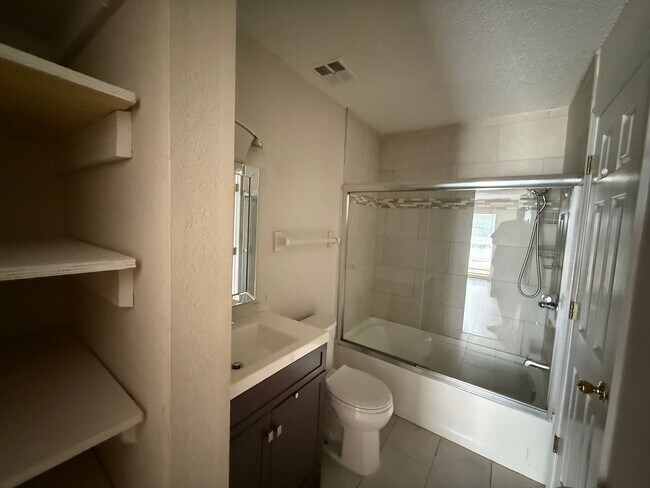 Building Photo - Charming 2 bedroom home with a pool