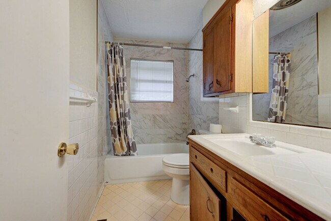 Building Photo - 1202 Benson Dr