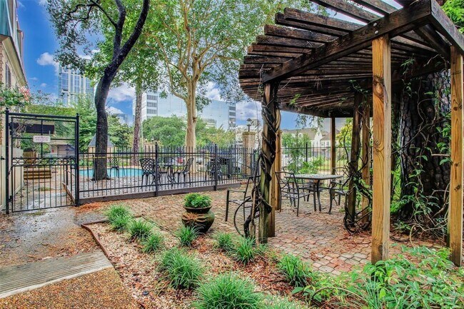Building Photo - 4515 Briar Hollow Pl