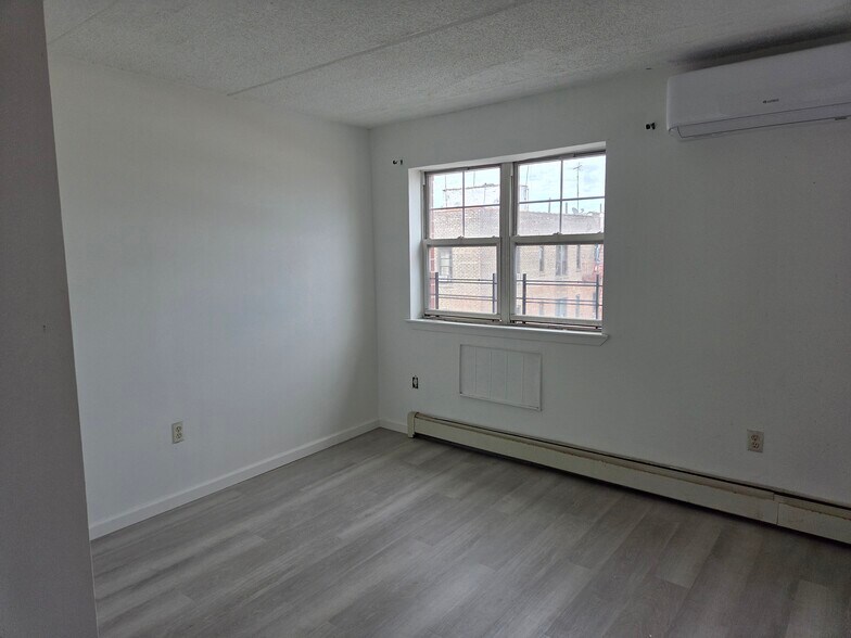 Building Photo - 832 Bryant Ave