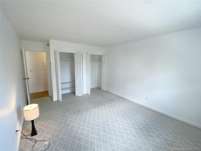 Building Photo - 637 Cove Rd