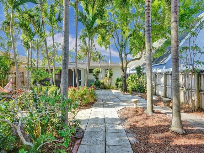 Building Photo - 920 NE 34th Ct