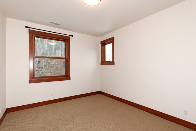 Building Photo - 210 Juniper Ct