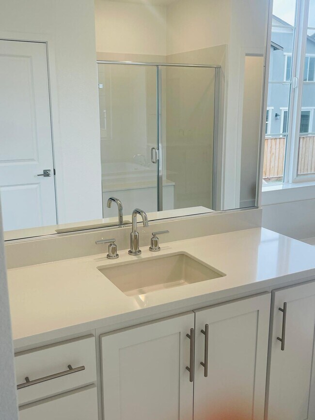 Building Photo - 2710 Old Larks Ln