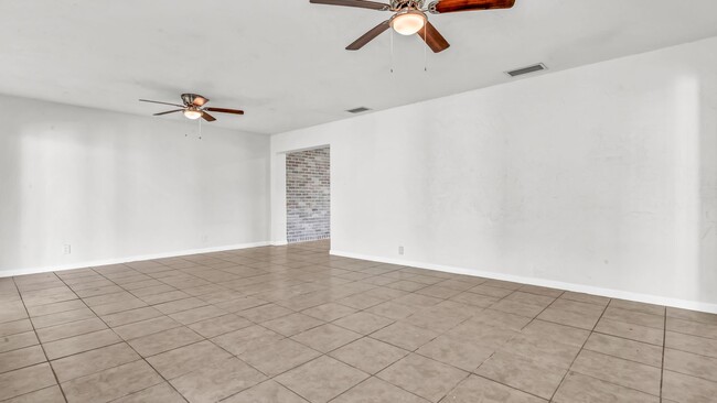 Building Photo - 3BR/2BA South Tampa home with carport and ...