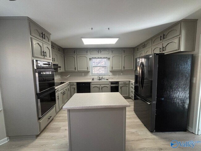 Building Photo - 1305 Hiwan Trail SE