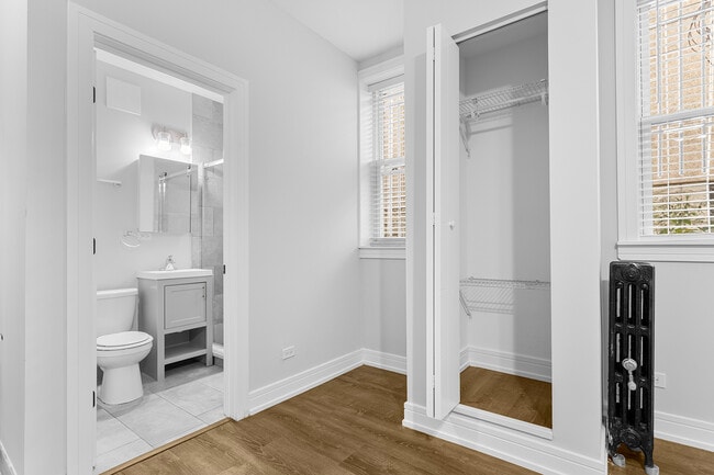 Building Photo - 1521 W Sherwin Ave