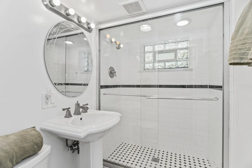 Building Photo - 2353 Ridge Ave