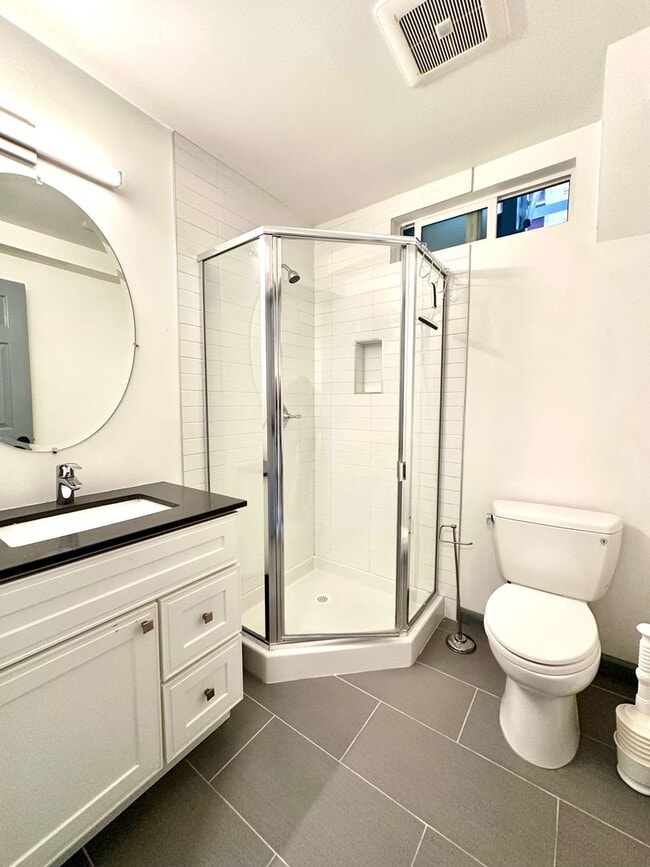 Building Photo - Large, Elegant Home Near USF w/ 6BR, 3BA L...