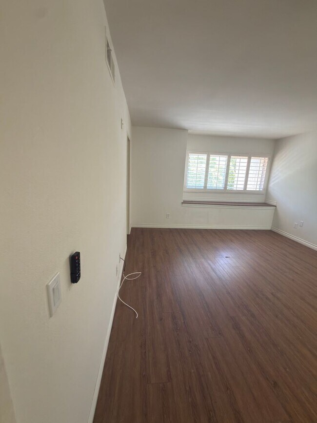 Building Photo - DESIRABLE TWO BEDROOM TWO BATH HOME IN STUDIO CITY