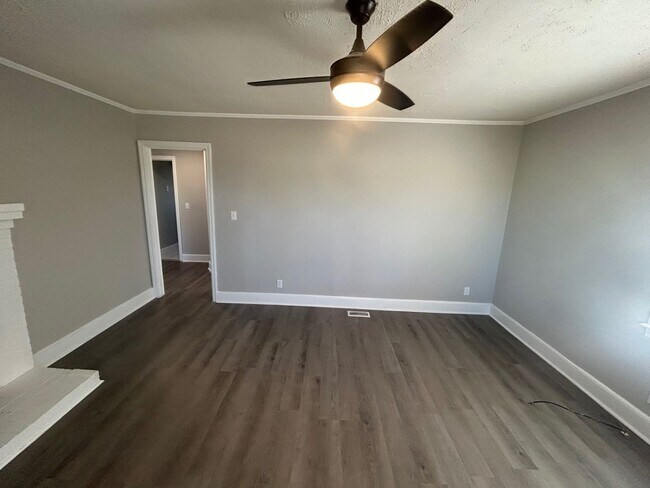 Building Photo - 803 Center St