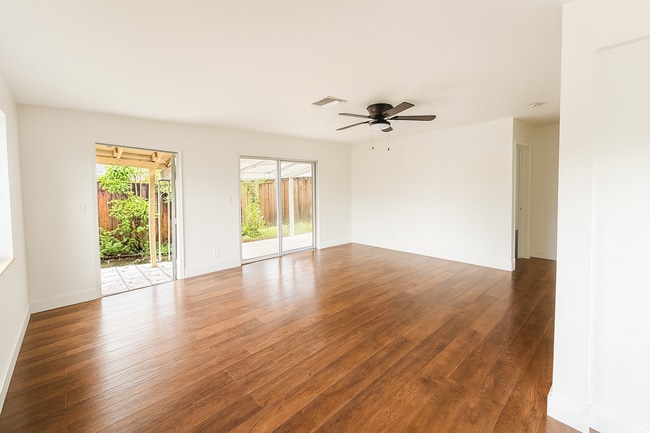 Building Photo - Charming 2BR/1BA Apartment in Sunrise – $2...
