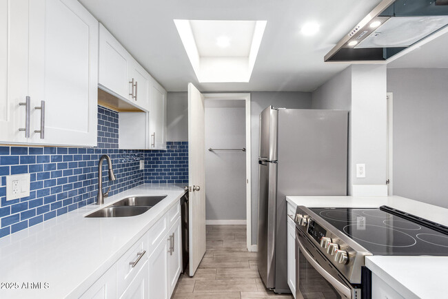 Building Photo - 10227 N 7th Pl