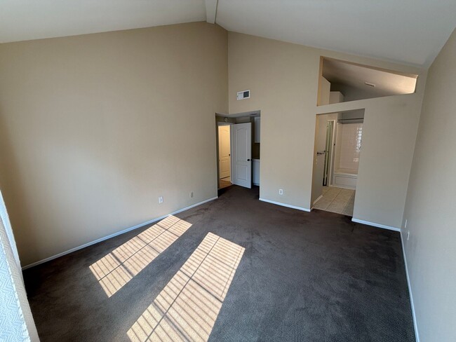 Building Photo - 2 Bed, 2 Bath Townhome in Belsera with att...