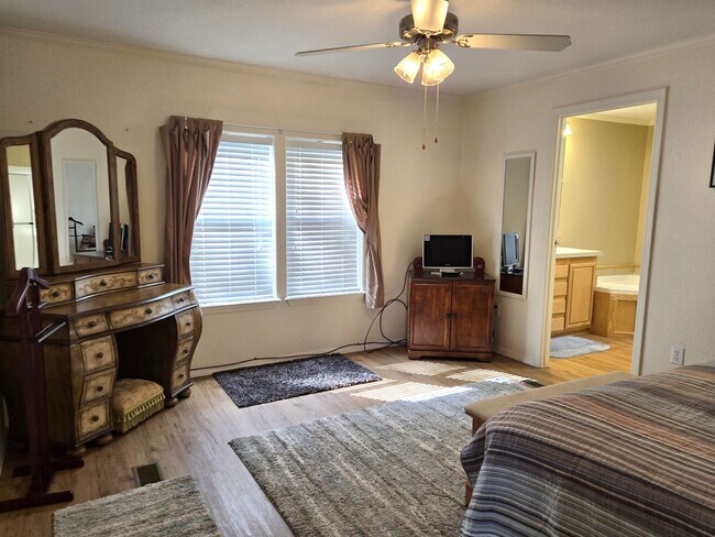 Building Photo - Spacious Home Near Mechem