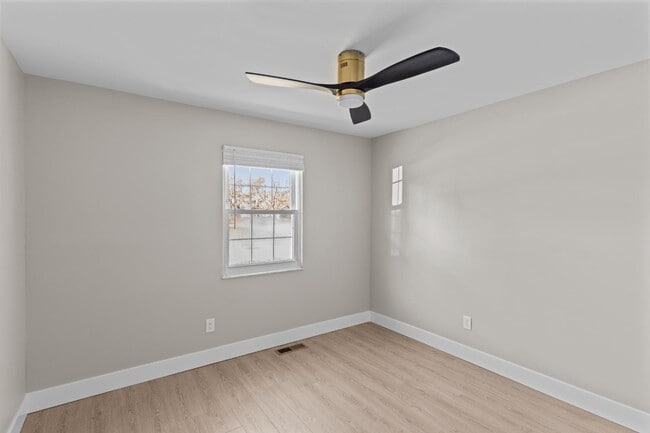 Building Photo - 2180 Glenoro Dr