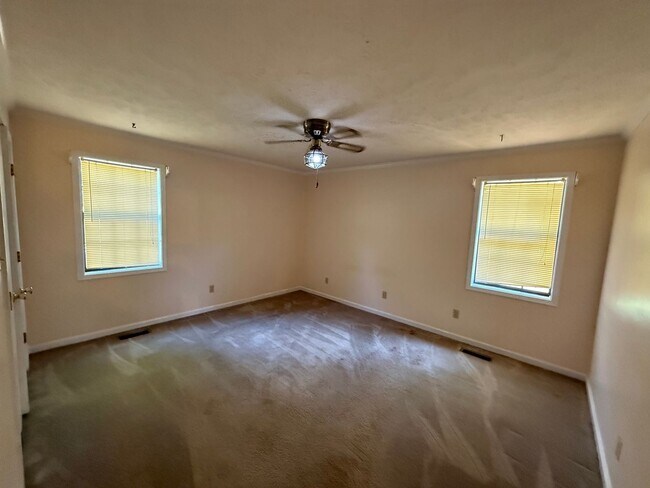 Building Photo - 102 Hickory Hill Dr