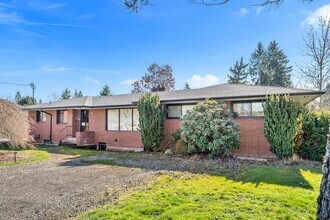 Building Photo - 3 Bedroom 3 bath 1 level Mid Century Beauty!