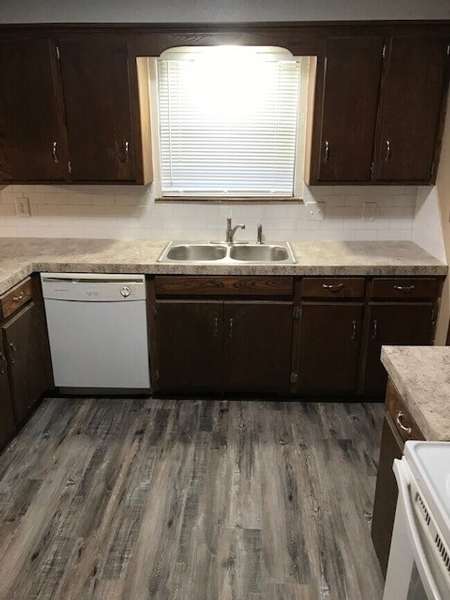 Building Photo - 3 bedroom 2 bath home