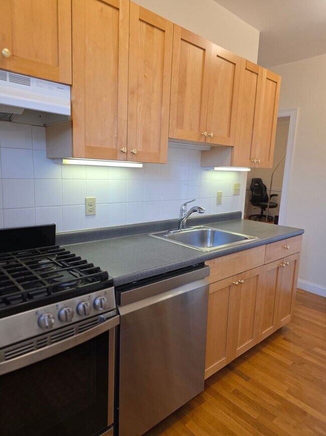 Building Photo - No brokers Fee, No Security Deposit, Heat, Hot Water Included, Elevator, Laundry, Steps from the ...