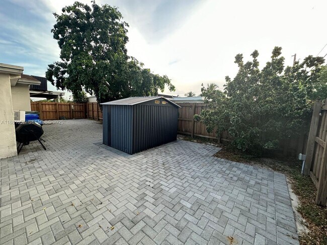 Building Photo - 2751 SW 4th Ct