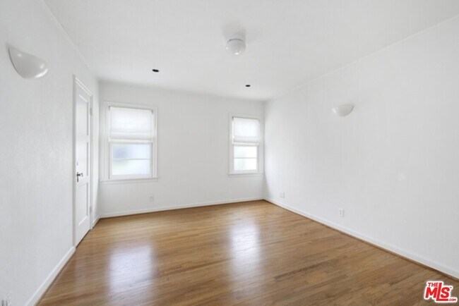 Building Photo - 2634 Lakewood Ave N