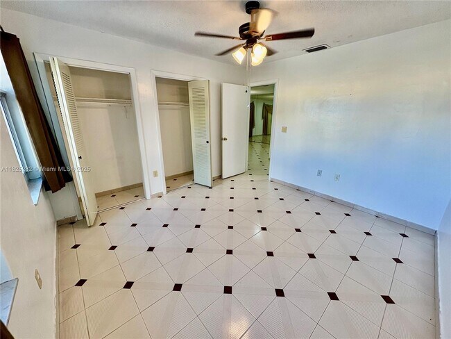 Building Photo - 936 SW 68th Ave