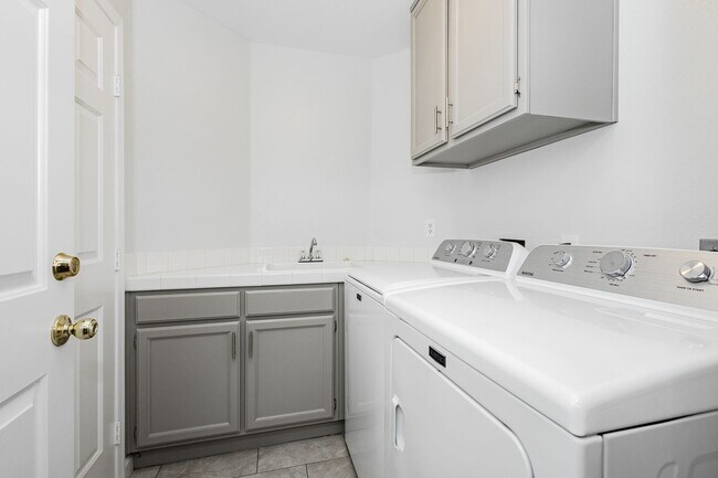 Building Photo - Peccole Ranch 3 Bed 2 Bath Gated Ascot Park Beauty