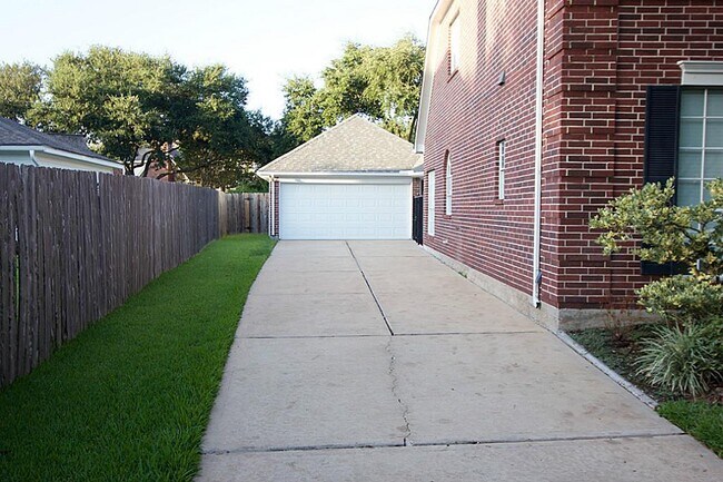 Building Photo - 1615 Greenleaf Oaks Dr