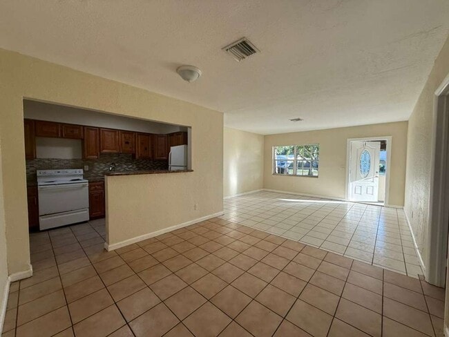 Building Photo - Large 5-2 house