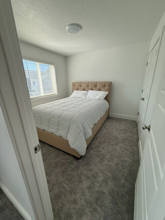 Building Photo - Modern 3-Bedroom End-Unit Townhome in Smit...