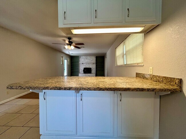 Building Photo - 3bd/1ba HOME in a Great Neighborhood with ...