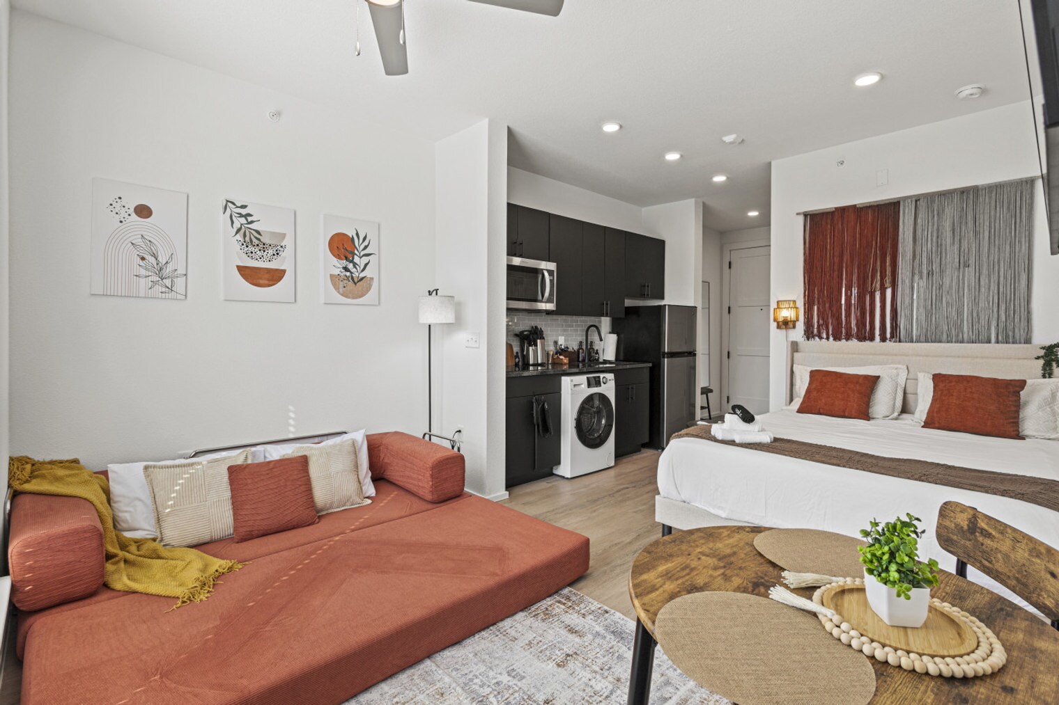 Building Photo - 596 W 9th St