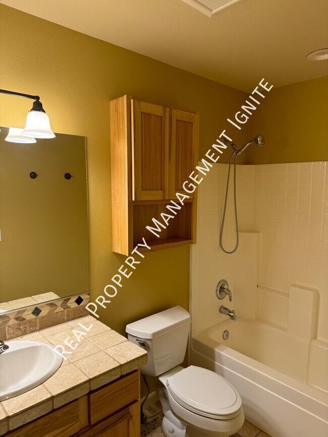 Building Photo - Immaculate Westside Home in the Pine Trees