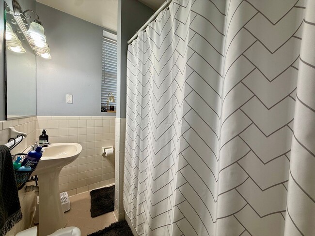 Building Photo - Charming 2-bedroom, 1-bath condo in the heart of Ghent
