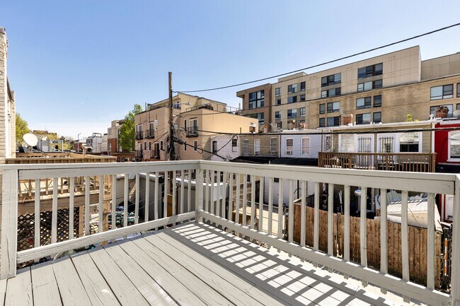 Building Photo - 810 Otis Pl NW