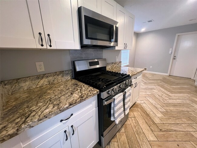 Building Photo - 1202 Manorglen Dr