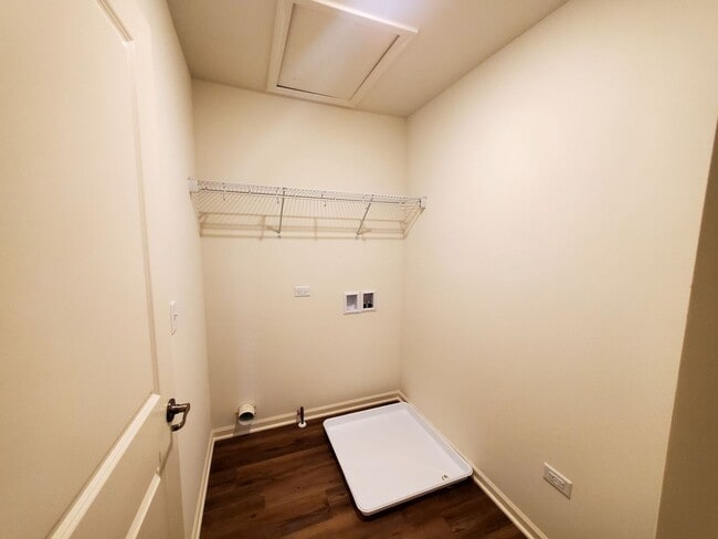 Building Photo - 2br 2.5 bath Townhome only 2 years old.