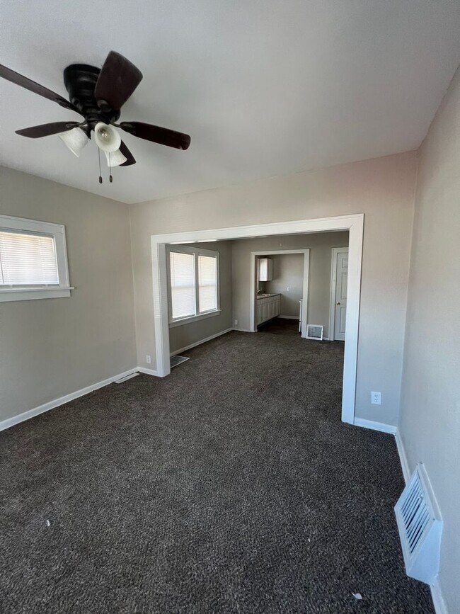 Building Photo - 3 Bedroom/ 1 Bathroom $1050