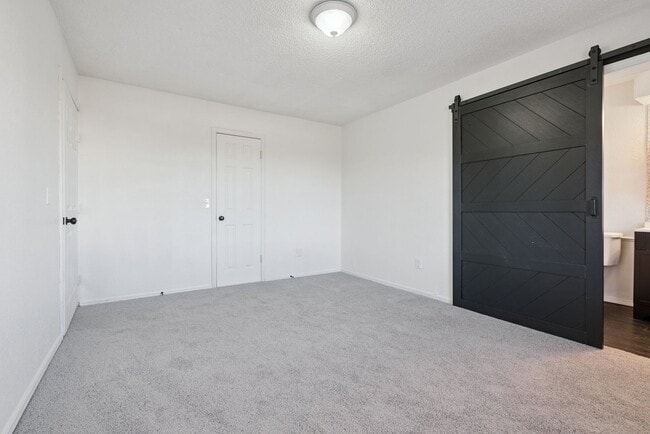 Building Photo - 3-Bedroom Home Near Dining, Shopping & Broadway Extension