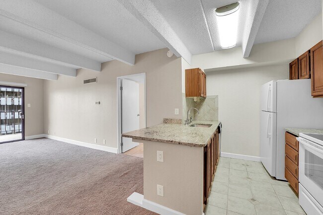 Building Photo - $1,395.00, stunning 1 bed, 1 bath condo in...