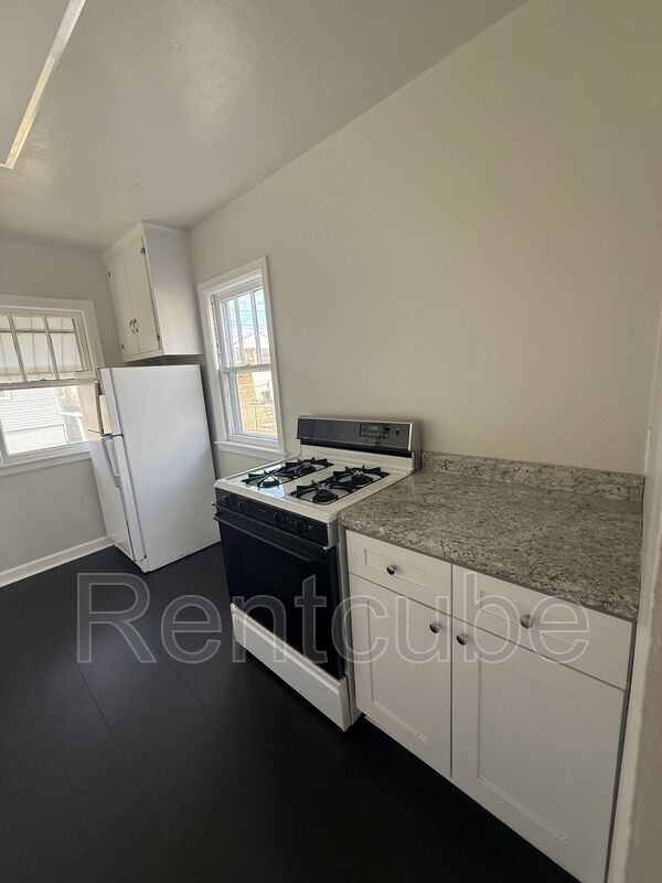 Building Photo - 3025 Windsor Ave