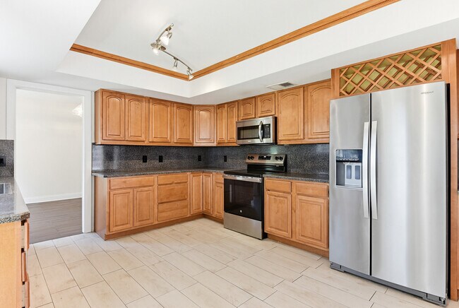 Building Photo - 6 Baywood Dr