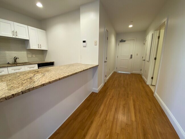 Building Photo - 875 Elm St