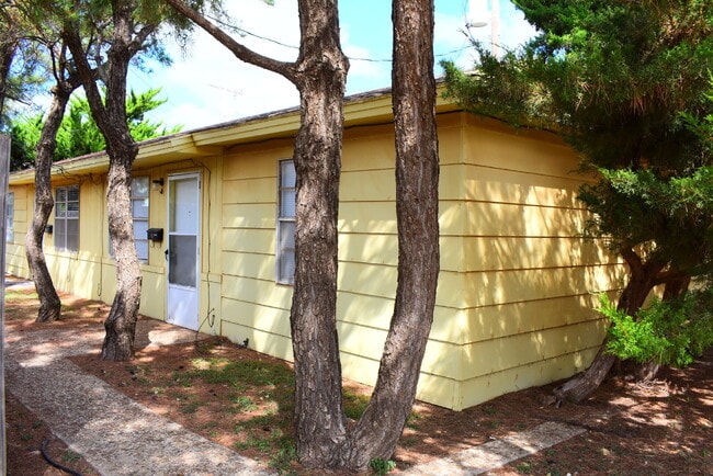Building Photo - Updated Duplex in a Wonderful Central Loca...