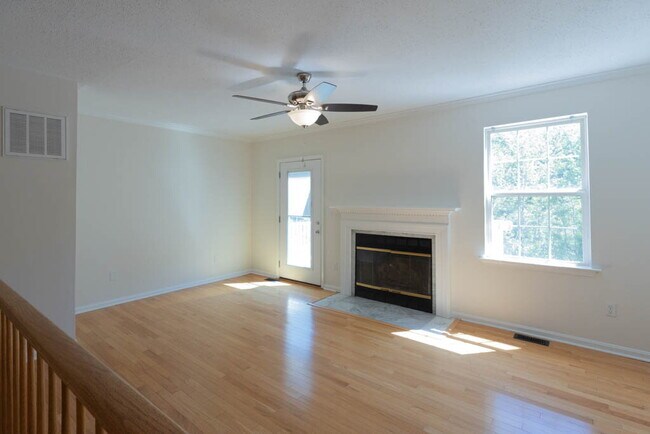 Building Photo - Lovely Townhome in Stone River